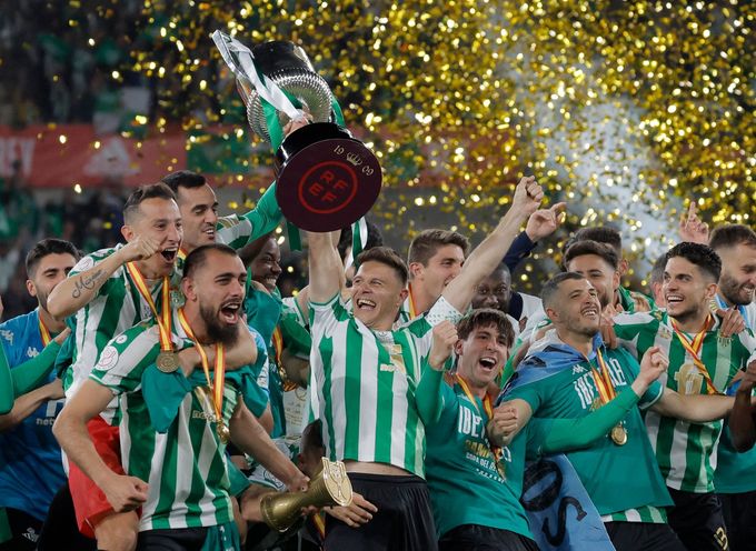 Fotbalisté Betisu Sevilla při loňských oslavách triumfu ve Španělském poháru