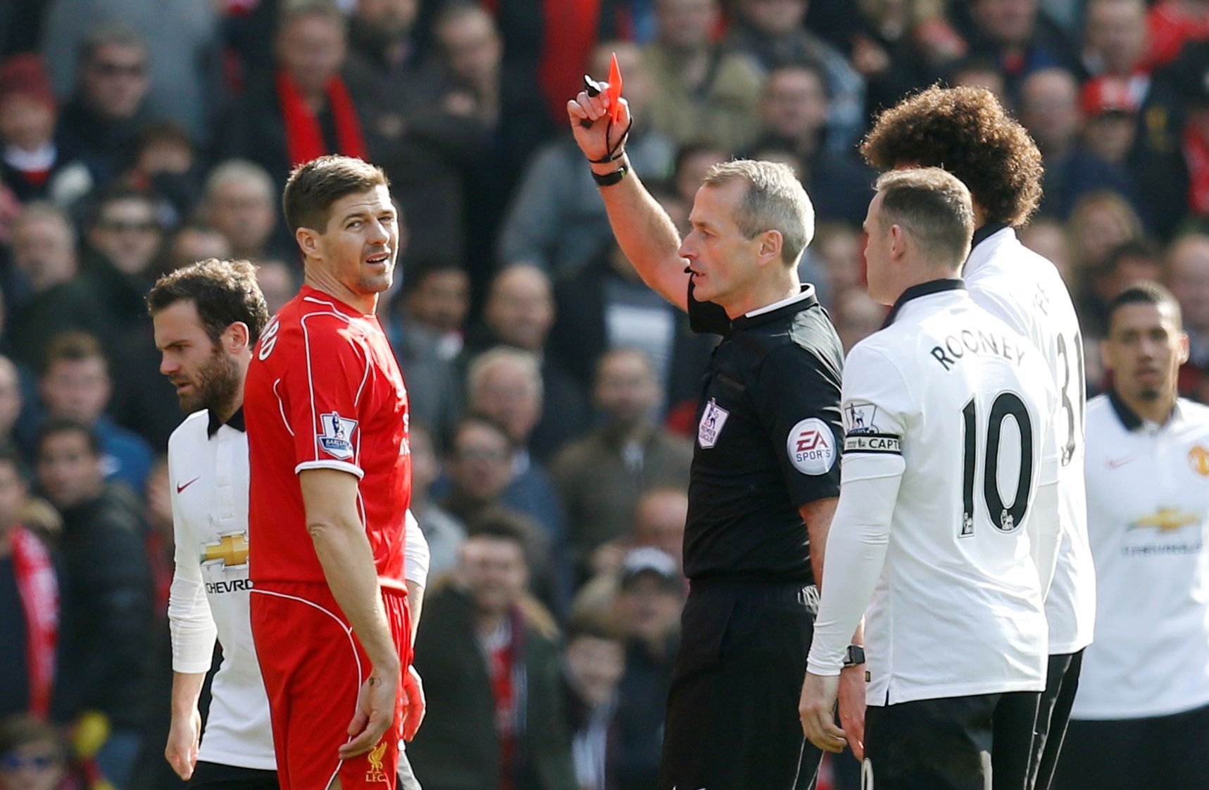 fotbal, anglická liga 2014/2015, FC Liverpool - Manchester United, Steven Gerrard, rozhodčí Martin Atkinson, červená karta