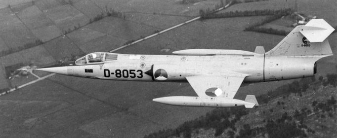 Letoun typu F-104G Starfighter 306 Sqn za letu, číslo D-8053, pohled z levé strany. Nedatovaný snímek