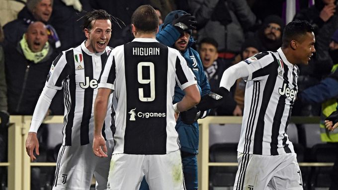 Radost Juventusu:  Federico Bernardeschi a Gonzalo Higuaín