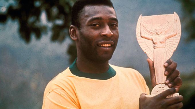 Slavný Pelé slaví v pátek 23. října 75. narozeniny. Připomeňte si s námi tohoto legendárního brazilského míčového kouzelníka.
