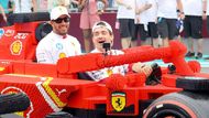 Miami, USA: když se svět Formule 1 potká s dětským snem, Charles Leclerc a Lewis Hamilton v obří replice monopostu z Lego kostek během velkolepé přehlídky jezdců na okruhu Miami International Autodrome.