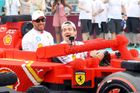 Miami, USA: když se svět Formule 1 potká s dětským snem, Charles Leclerc a Lewis Hamilton v obří replice monopostu z Lego kostek během velkolepé přehlídky jezdců na okruhu Miami International Autodrome.