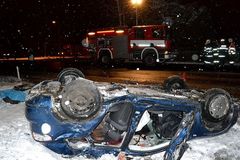 Foto: Audi skončilo pod koly kamionu, tři lidé zemřeli
