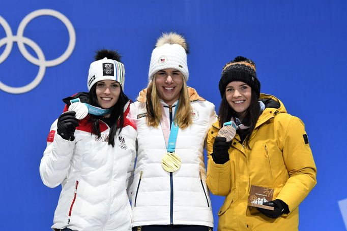 Anna Veithová, Ester Ledecká a Tina Weiratherová s medailemi za super-G na ZOH 2018