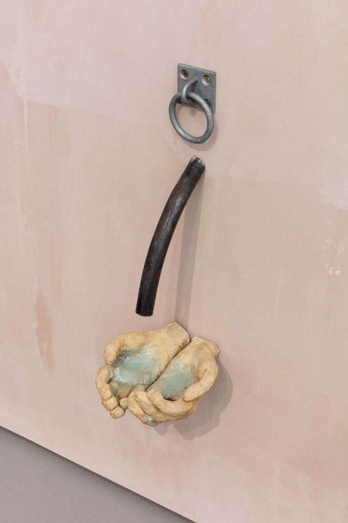 Instalace Jesseho Darlinga v galerii Towner Eastbourne.