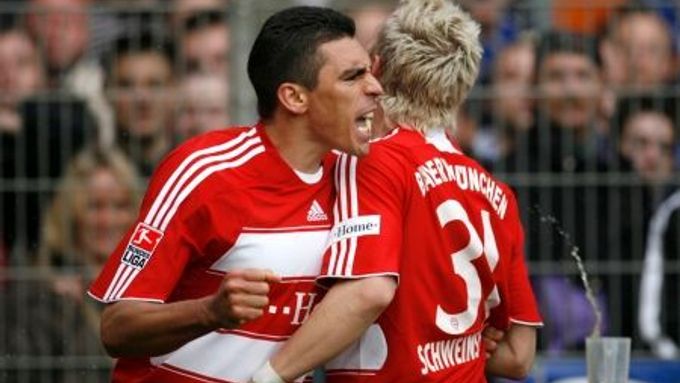 Lucio a Schweinsteiger slaví gól v síti Bochumi v zápase německé Bundesligy.