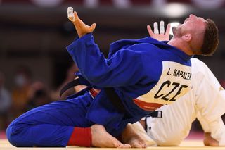 Lukáš Krpálek slaví vítězství ve finále OH 2020.s Gruzíncem Guramem Tušišvilim