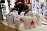 Zákazníci počítají se slevami a dělají velké nákupy. Snímek z obchodu Macy´s Herald na Manhattanu v New Yorku.