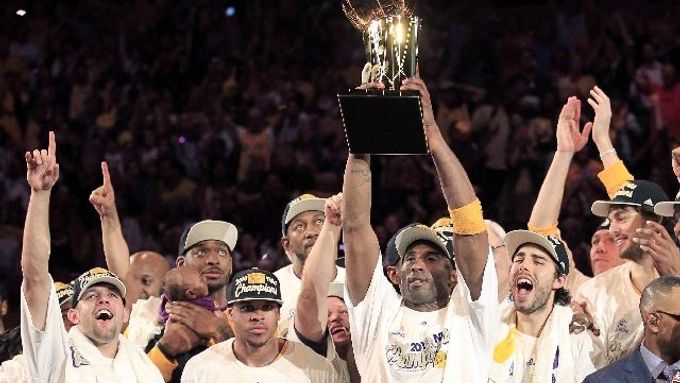 Los Angeles Lakers slaví obhajobu titulu v NBA.