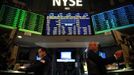 Traders work the floor of the New York Stock Exchange June 15, 2012. REUTERS/Eric Thayer (UNITED STATES - Tags: BUSINESS) Published: Čer. 15, 2012, 2:59 odp.