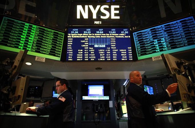 Traders work the floor of the New York Stock Exchange June 15, 2012. REUTERS/Eric Thayer (UNITED STATES - Tags: BUSINESS) Published: Čer. 15, 2012, 2:59 odp.