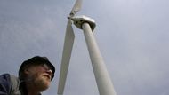 Petr Pakosta není z větrných elektráren nadšen. Tato se dotočila a stožár poslouží k šíření internetu na krušnohorských hřebenech