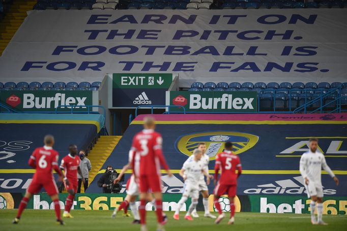 Protesty proti fotbalové superlize před zápasem Leeds - Liverpool.