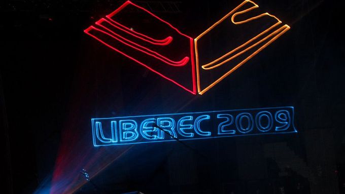 A zářící logo mistrovství v Liberci.