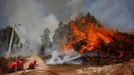 Firefighters attempt to extinguish a fire burning in Alvaiazere, near Ourem September 4, 2012. More than 10 fires are active in Portugal, according to the Civil Defence. REUTERS/Rafael Marchante (PORTUGAL - Tags: DISASTER ENVIRONMENT TPX IMAGES OF THE DAY) Published: Zář. 4, 2012, 1:05 odp.