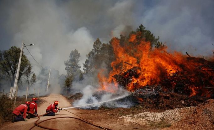 Firefighters attempt to extinguish a fire burning in Alvaiazere, near Ourem September 4, 2012. More than 10 fires are active in Portugal, according to the Civil Defence. REUTERS/Rafael Marchante (PORTUGAL - Tags: DISASTER ENVIRONMENT TPX IMAGES OF THE DAY) Published: Zář. 4, 2012, 1:05 odp.