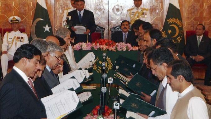 Pákistánský prezident Parvíz Mušaraf jmenuje Giláního vládu.