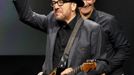 Zpěvák Elvis Costello při prezentaci nových produktů Apple