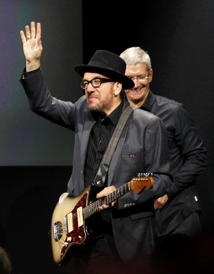 Zpěvák Elvis Costello při prezentaci nových produktů Apple