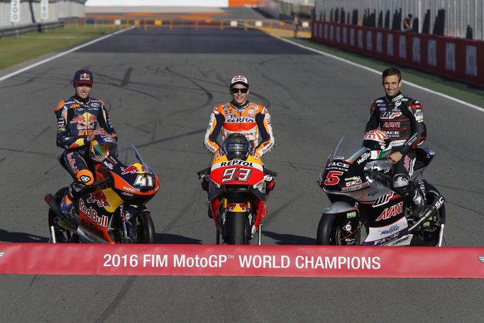 Šampioni 2016: Brad Binder, KTM - Moto3; Marc Marquez, Honda - MotoGP; Johnan Zarco, Kalex - Moto2