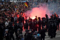 Hajlování i útoky na cizince. Nedaleko českých hranic zuří protesty, nenávist vyvolalo ubodání Němce
