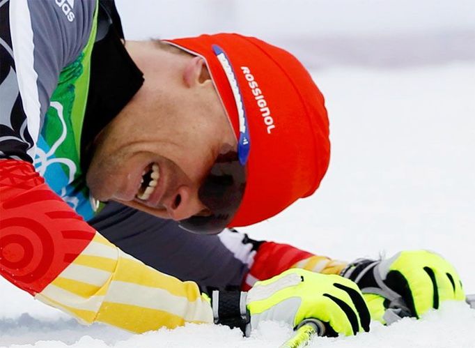 Němec Tobias Angerer vyčerpaný - v cíli závodu na 15 km volně. Angerer skončil sedmý.