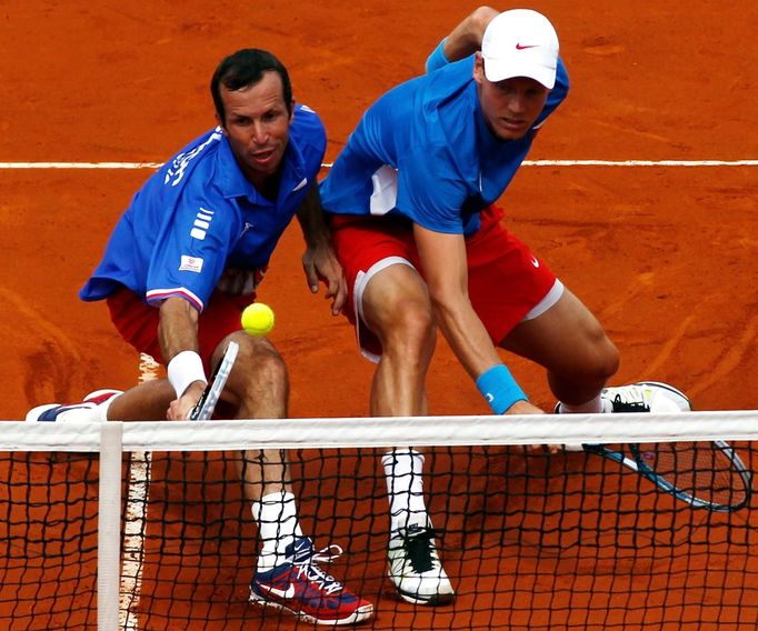 Čeští tenisté Tomáš Berdych a Radek Štěpánek ve čtyřhře semifinálového utkání Davis Cupu s Argentinci.