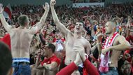 Zřejmě radikální fanoušci Slavie v neděli neunesli porážku na půdě Jablonce 1:2, před Edenem si počkali na autobus s hráči a házeli na něj kameny a lahve. Podobných incidentů najdeme ve fotbalové historii víc. Nejen u nás, ale i v zahraničí.