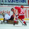 Hokej, extraliga, Třinec - Sparta: Martin Růžička střílí gól
