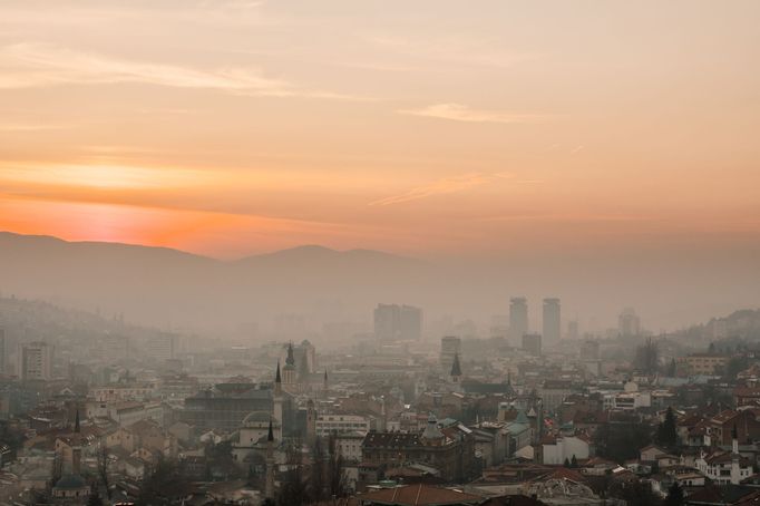 Zimní Sarajevo pod vrstvou smogu.