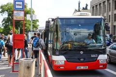 V Praze by mohly být všechny autobusové zastávky na znamení, ušetří to pět milionů