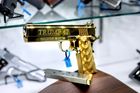 Zbraně vystavené na jednom ze stánků během výročního setkání NRA v Atlantě. Výrobci zde představují své nejnovější modely i legendární klasiky.