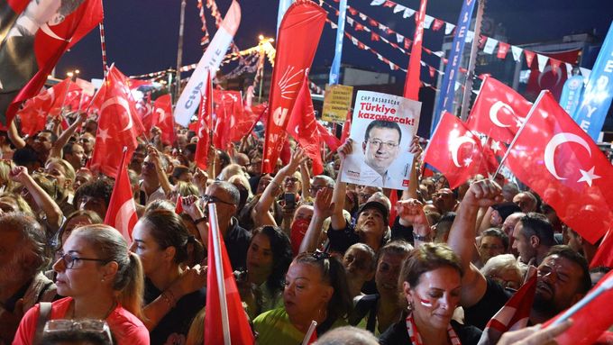 Proti rozsudku, kterým byli odstaveni od moci zástupci opoziční Lidové republikánské strany (CHP) v místních zastupitelstvech, se v Istanbulu konaly masové demonstrace.