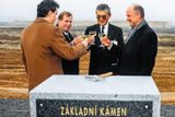 Položení základů nové tovární haly v únoru 1995. Zleva ministr Dlouhý, prezident Havel, ředitel Škody Ludvík Kalma a šéf Volkswagenu Ferdinand Piëch.