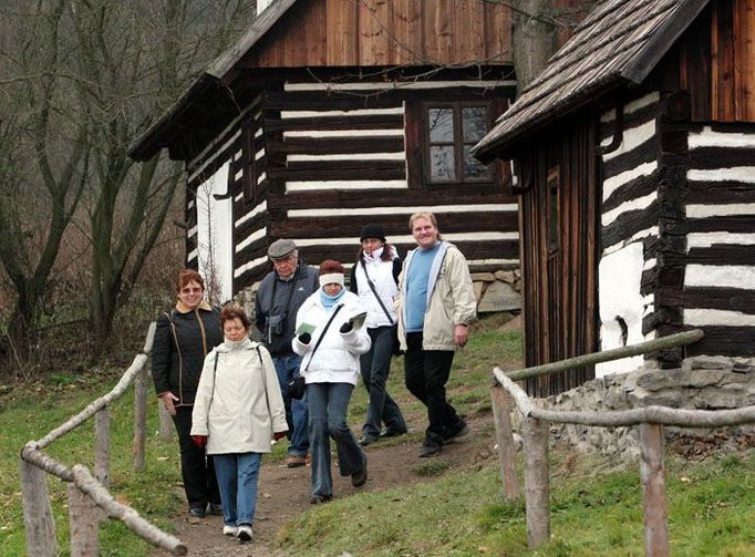 Jen za sobotní dopoledne přišlo do skanzenu přes tři sta lidí. Vánoční výstavu na Veselém Kopci ukončí v neděli 3. prosince "předvánoční jarmark", na němž své zboží nabídnou lidoví výrobci z celé republiky.