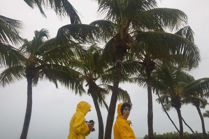 Ulrike Lehmann, from Berlin, Germany (L) and her friend, a Key West resident only identified as Ginger, walk along the beach taking photographs as Tropical Storm Isaac moves over Key West, FL August 26, 2012. REUTERS/Andrew Innerarity (UNITED STATES - Tags: ENVIRONMENT DISASTER) Published: Srp. 26, 2012, 7:47 odp.