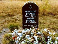 Pomník sester Margot a Anne Frankových na místě tábora Bergen-Belsen.
