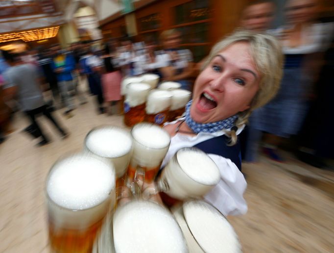 Číšnice s pivními krígly ve stanu Hofbräuhaus na 181. Oktoberfestu.