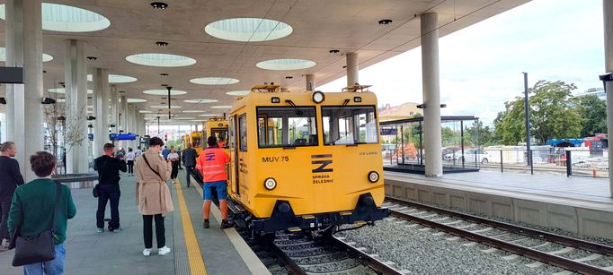 První speciální vlaky Správy železnic přijíždí po nové trati Bubny-Výstaviště, 1. srpna 2025.