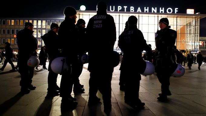 Policejní oddíl na Silvestra u nádraží v Kolíně nad Rýnem. Letošní "oslavy" policie zvládla, pouličního násilí bylo nesrovnatelně méně než vloni.