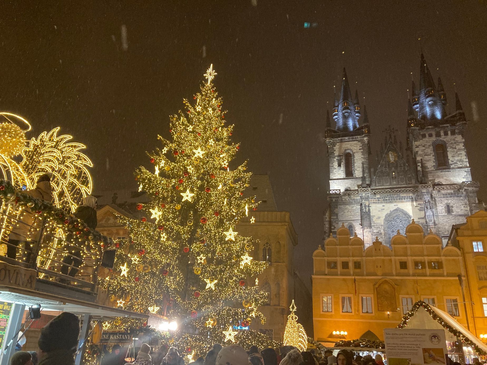 Praha vánočně a mrhavě osvětlená 6