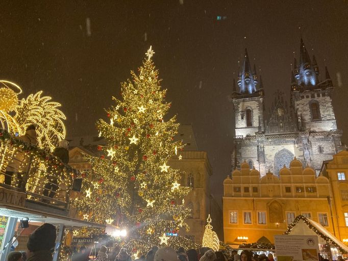 Staroměstské náměstí - Praha vánočně a mrhavě osvětlená