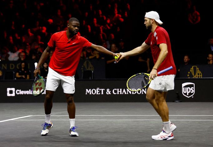 Jack Sock and Frances Tiafoe při posledním zápase Rogera Federera