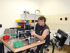 Nyní montuje mechanické vozíky. Konzultuje i jejich zdokonalování, aby se v nich handicapovaní cítili lépe.