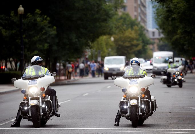 Demonstrace bělošských nacionalistů ve Washingtonu, která se konala přesně rok po násilných střetech v Charlottesville.