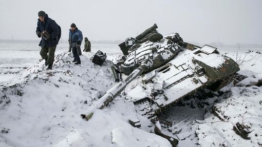 Doněčtí separatisté u opuštěného tanku ukrajinské armády nedaleko Debalceve.
