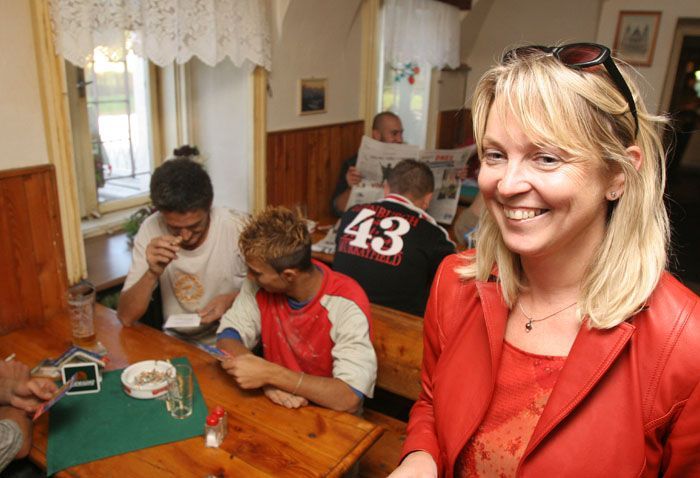 Pavla Topolánková v hospodě