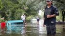 Tiger Cozine poses on a flooded street after Hurricane Isaac hit Mandeville, Louisiana, August 30, 2012. REUTERS/Jonathan Bachman (UNITED STATES - Tags: ENVIRONMENT DISASTER) Published: Srp. 30, 2012, 7:37 odp.