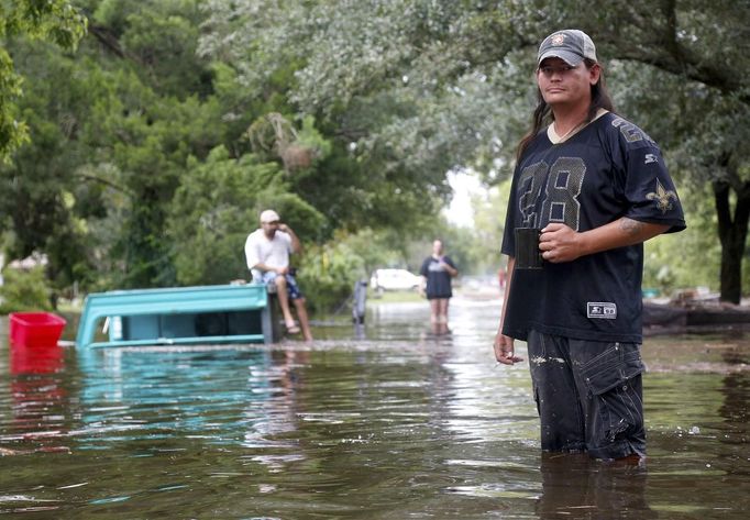 Tiger Cozine poses on a flooded street after Hurricane Isaac hit Mandeville, Louisiana, August 30, 2012. REUTERS/Jonathan Bachman (UNITED STATES - Tags: ENVIRONMENT DISASTER) Published: Srp. 30, 2012, 7:37 odp.